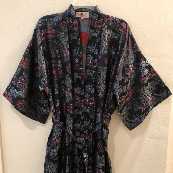 Kimono-style robe. Never worn. One size. - Picture 2 of 5